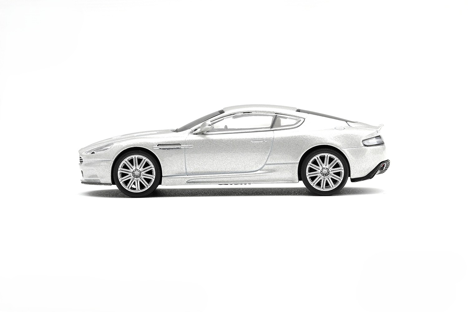 Aston Martin DBS 2008 lightning silver 1:64 Mini GT