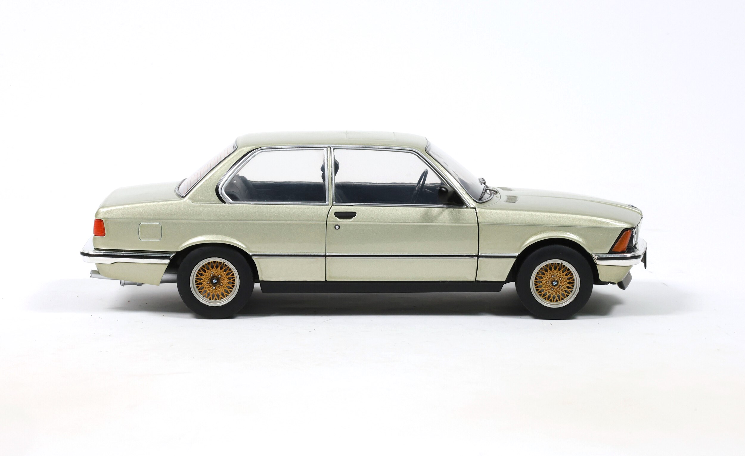BMW 323I 1980 green metallic 1:18 Solido