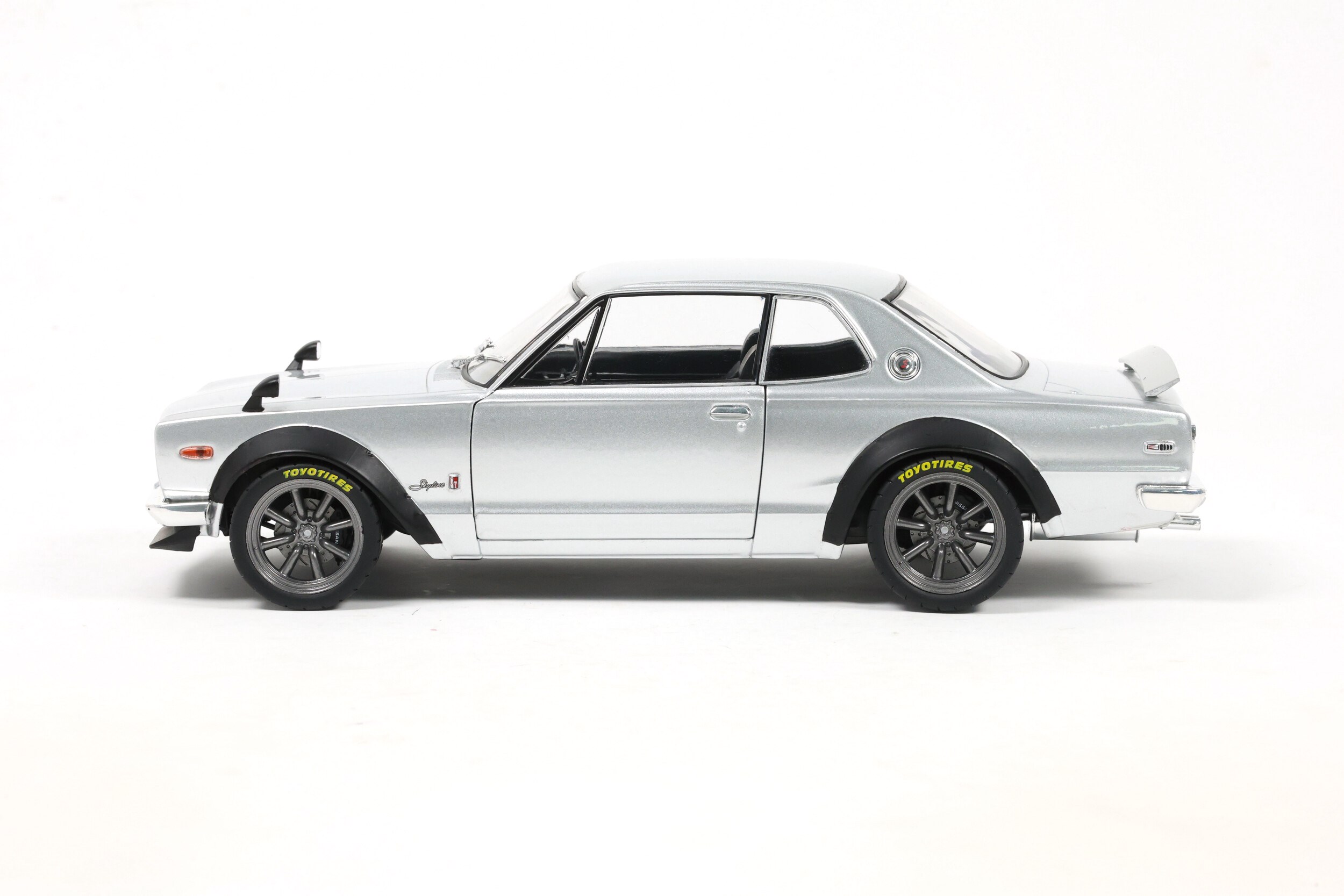 Nissan Skyline 2000 GT-R 1970 silver Hakosuka Solido Works 1:18 Solido