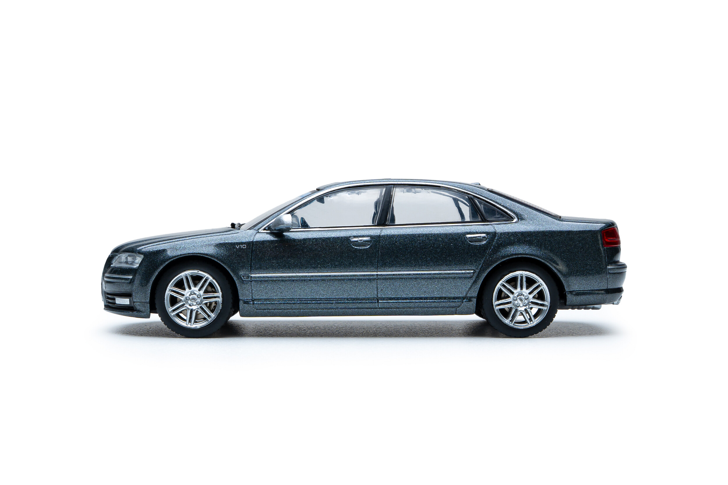 Audi S8 (D3) 2010 Daytona grey 1:43 Solido