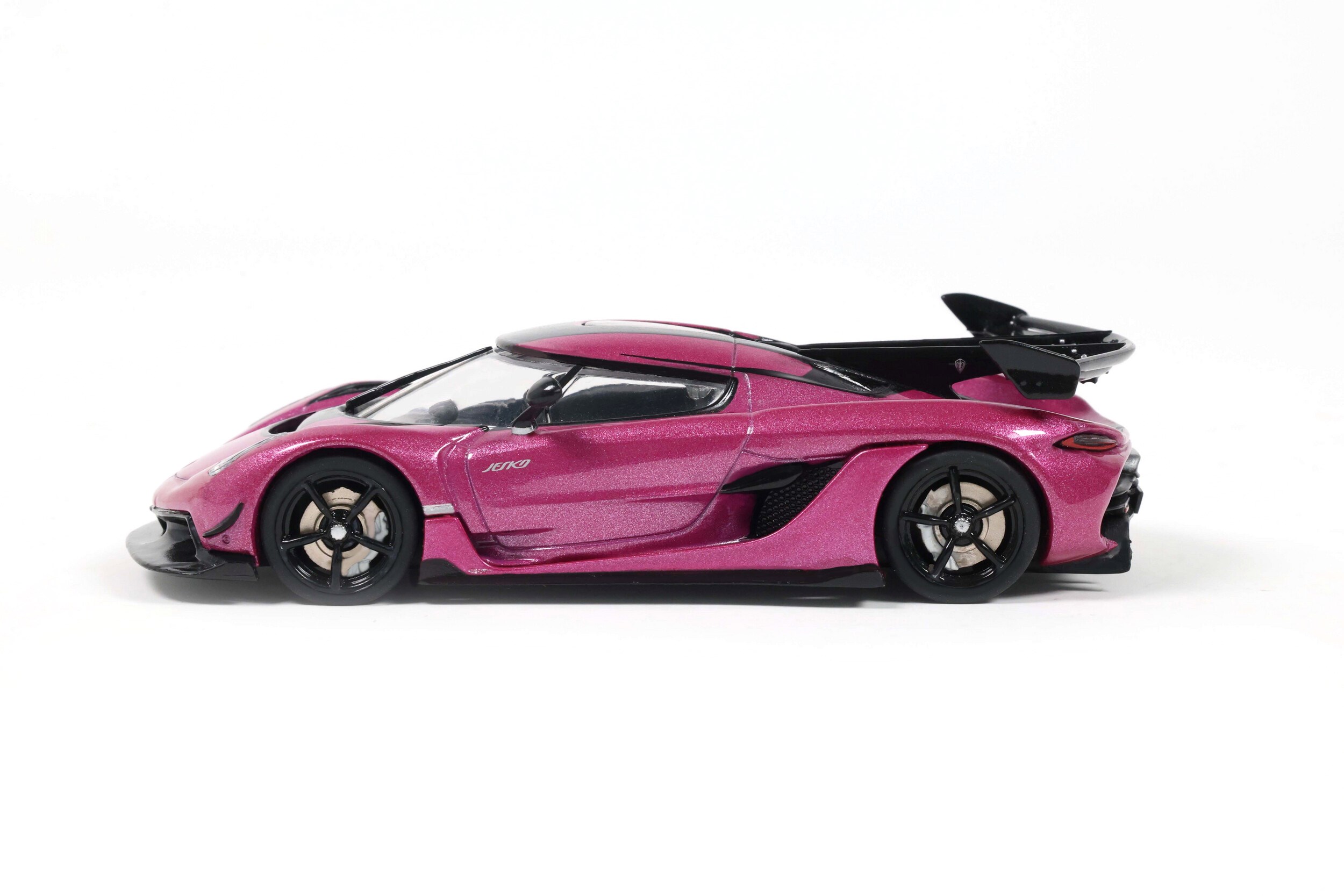 Koenigsegg Jesko 2022 Purple 1:43 Solido