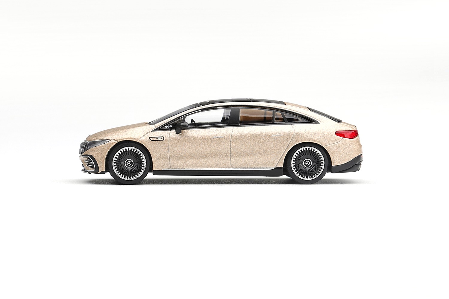 Mercedes-Benz EQS 53 Signature Kalahari 2025 gold magno 1:64 Mini GT