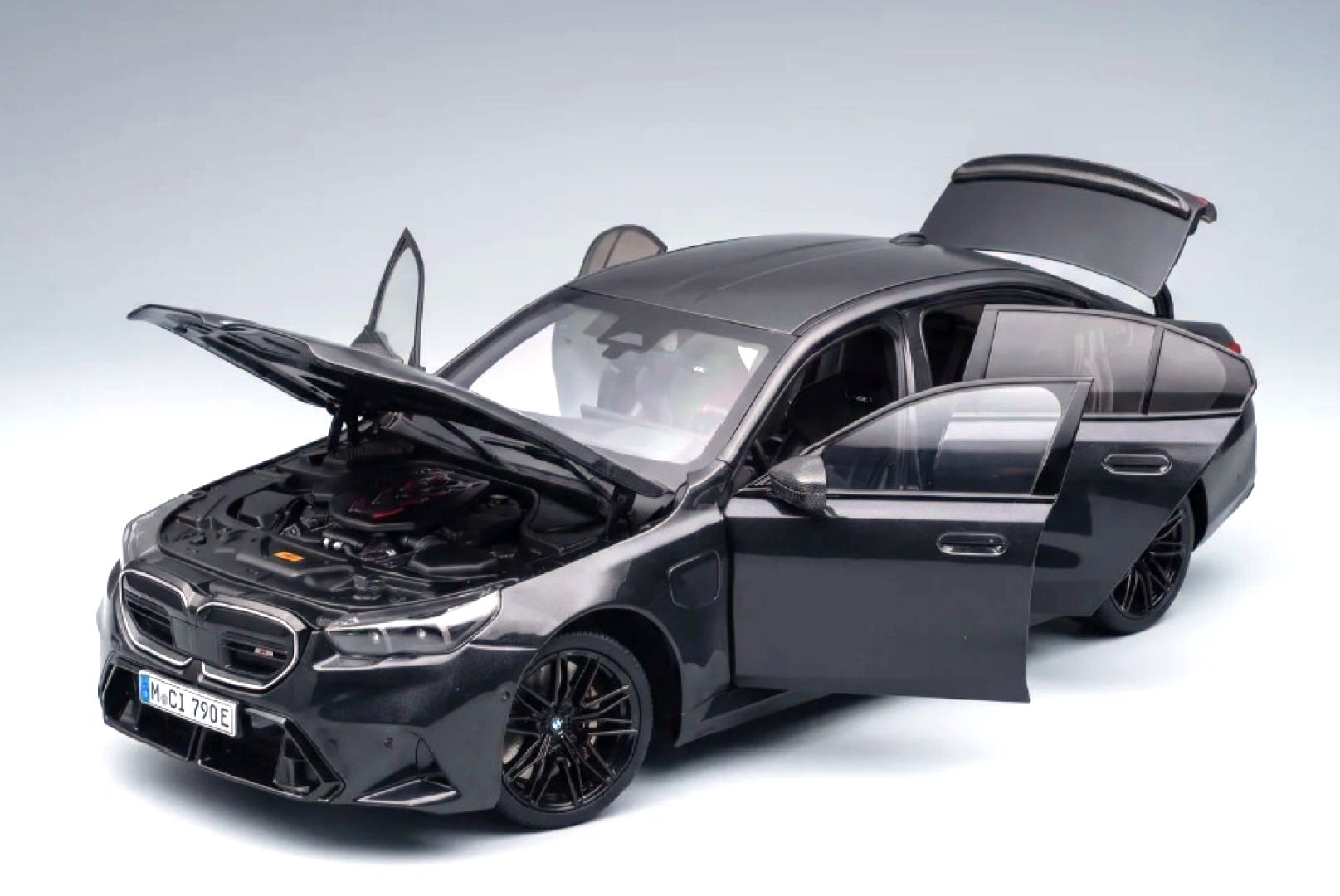 BMW M5 2024 sophisto grey metallic 1:18 Minichamps