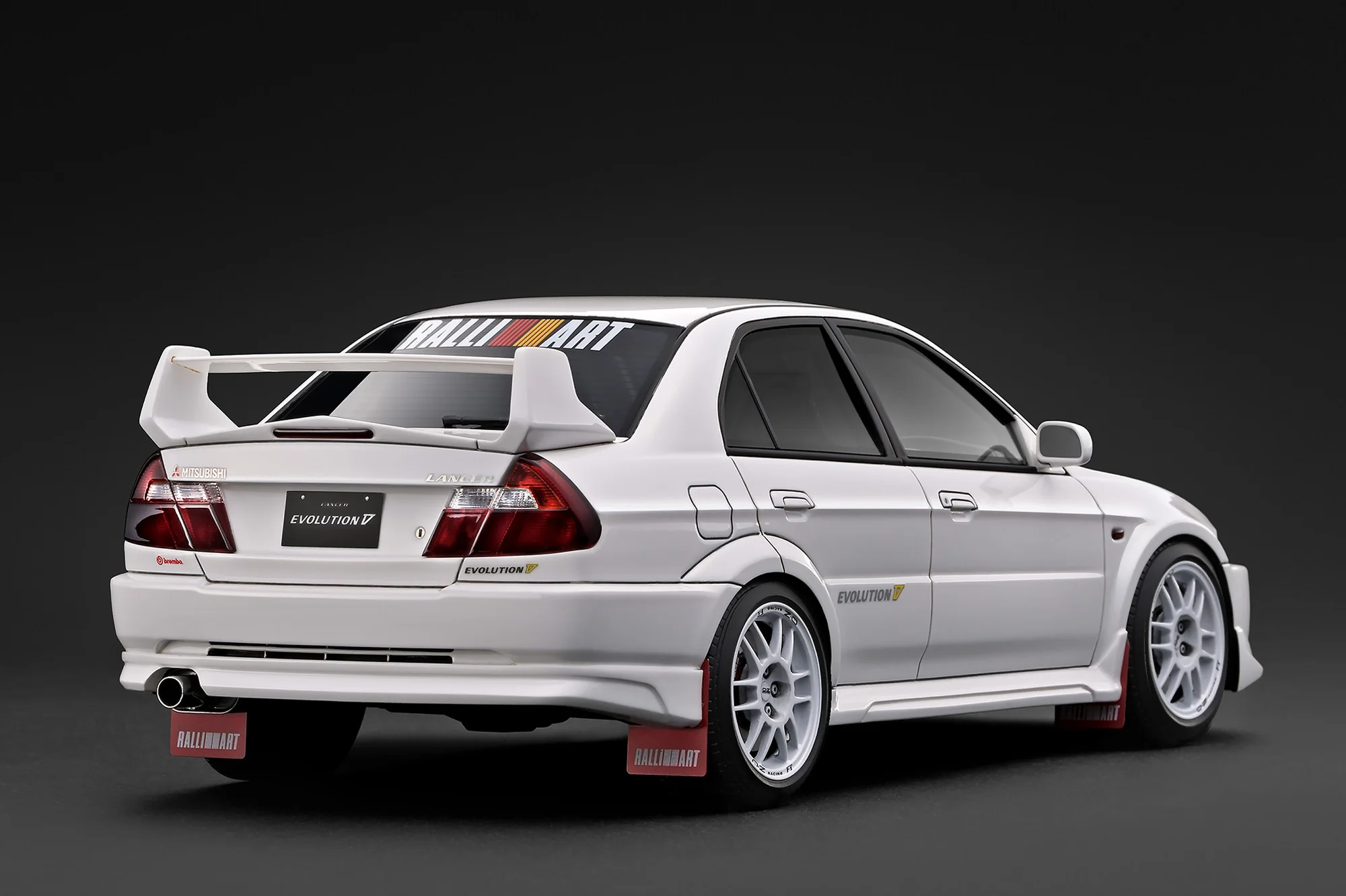Mitsubishi Lancer Evolution V CP9A with 4G63 Engine white 1:18 Ignition Model