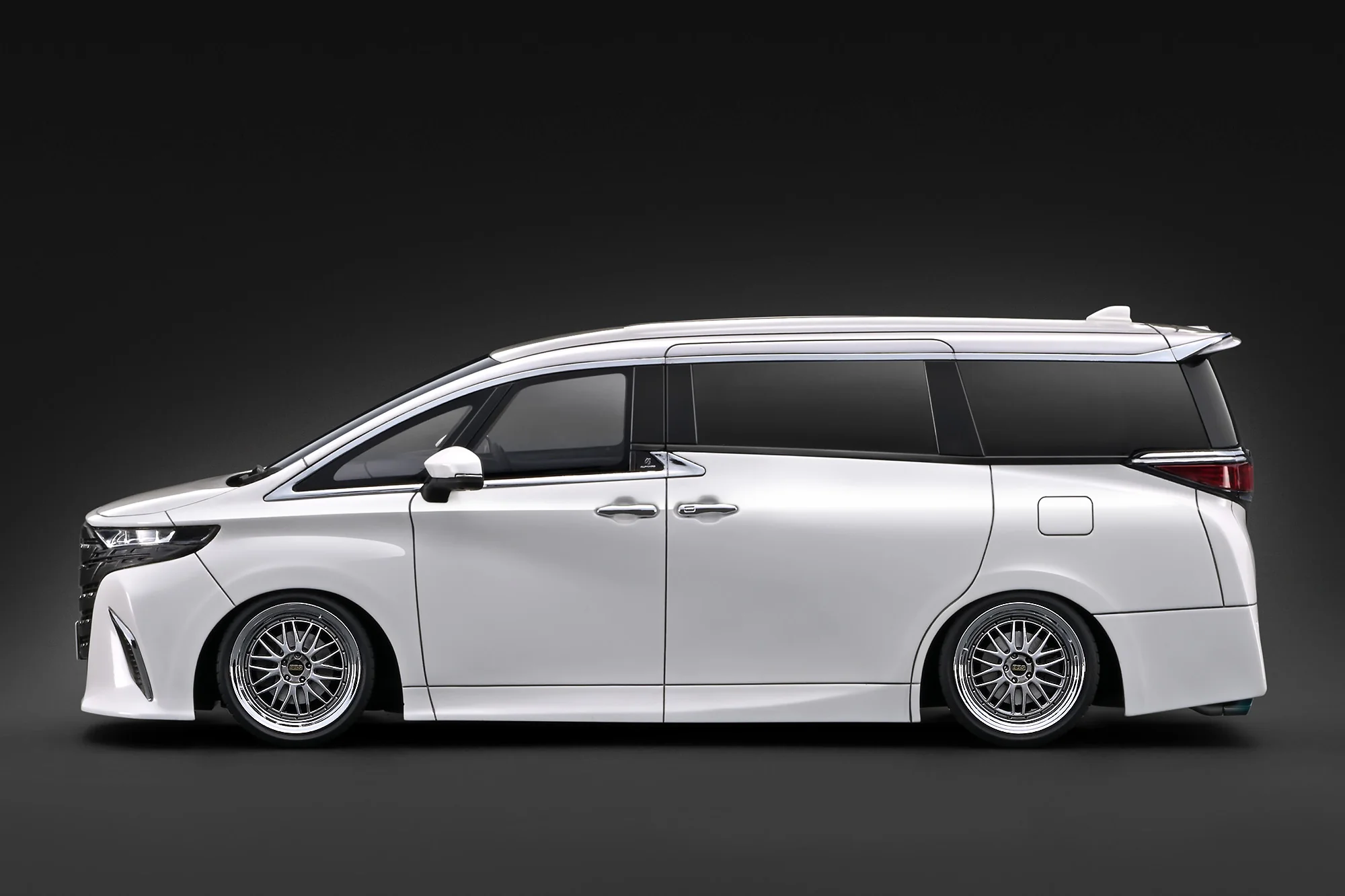 Toyota Alphard Z H40W pearl white 1:18 Ignition Model