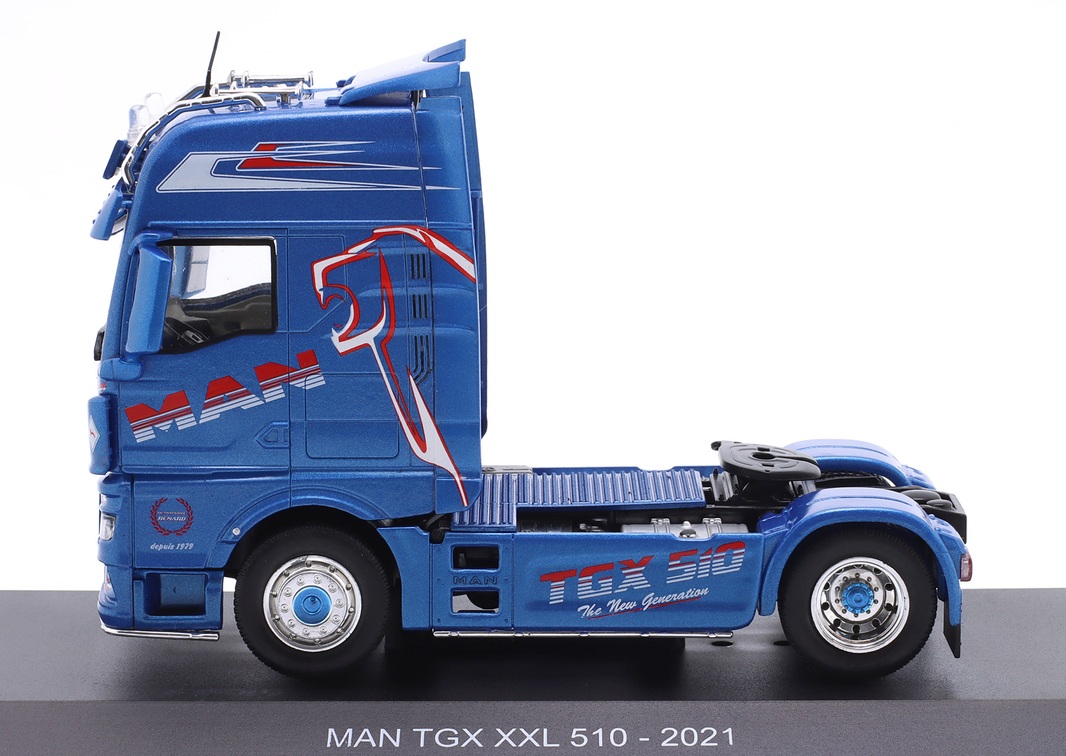 MAN TGX XXL 510 Renard 2021 blue/decor 1:43 Hachette