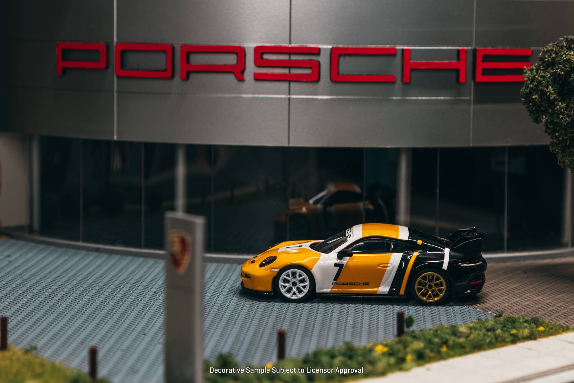 Porsche 911 (992) GT3 2022 black/yellow 1:64 Tarmac