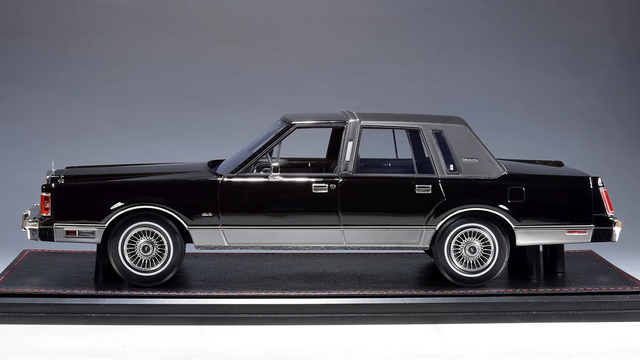 Lincoln Town Car 1989 black 1:18 GLM Models