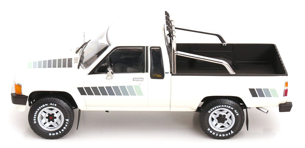 Toyota Hilux Xtra Cab 4x4 1985 white 1:18 KK Scale