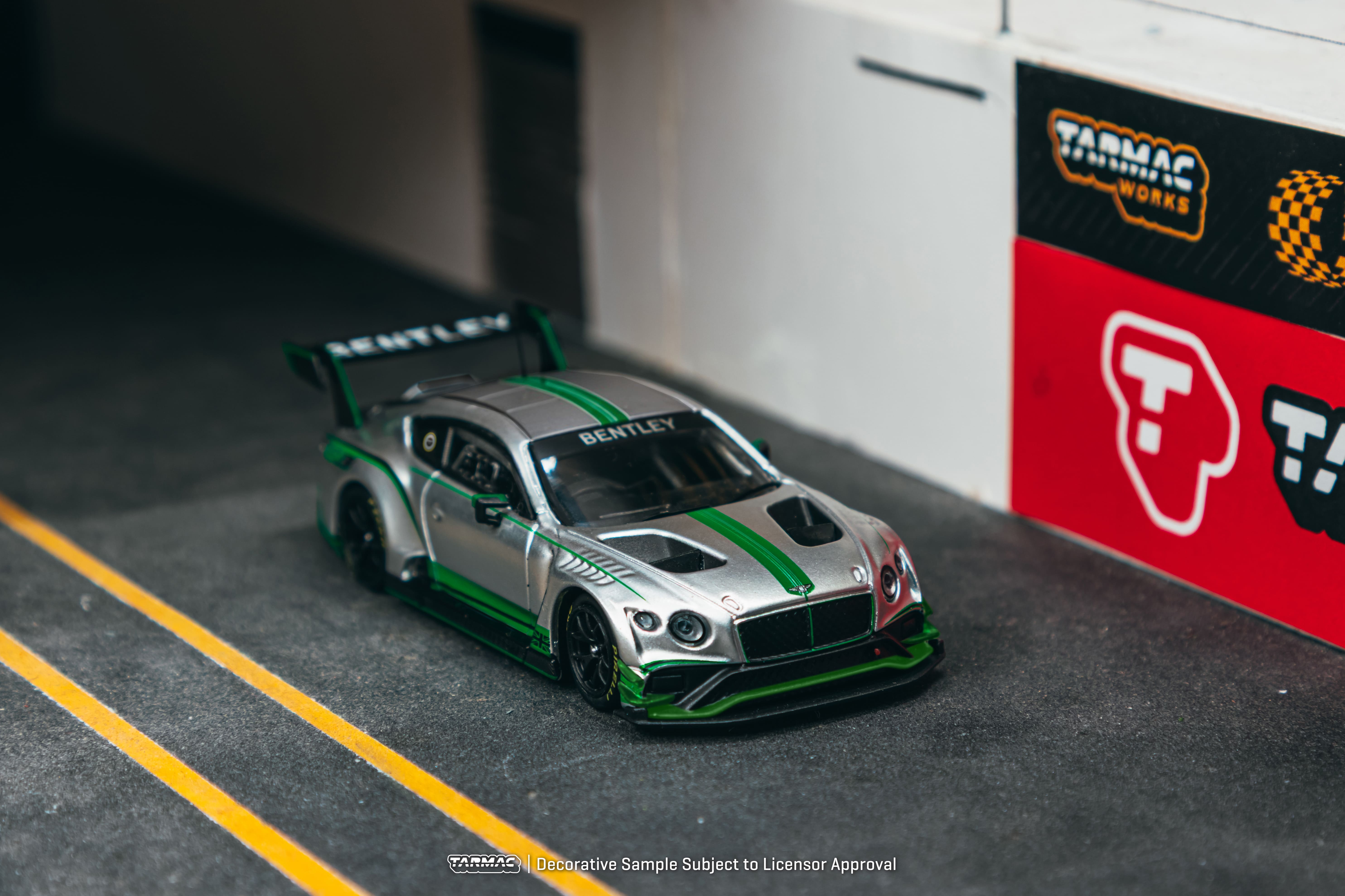 Bentley Continental GT3 Presentation 2018 silver/green 1:64 Tarmac