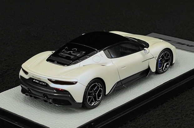 Maserati MC20 2020 pearl white/gloss black roof 1:43 B.B.R.