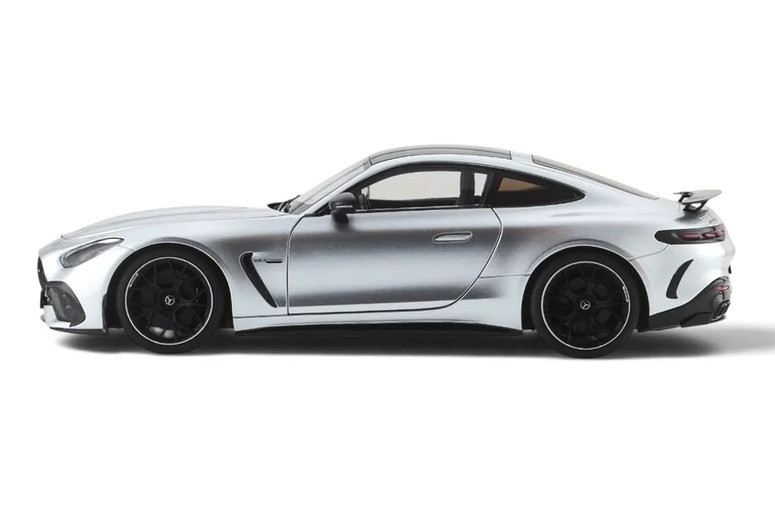 Mercedes-AMG GT 63 Pro 4Matic+ hightech silver metallic 1:18 NZG