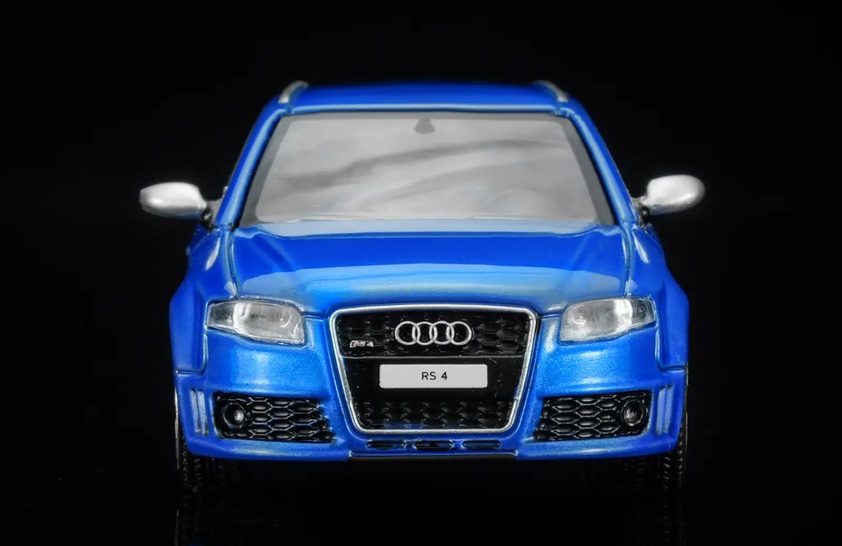 Audi A4 RS4 B7 Avant Station Wagon 2005 sprint blue pearl 1:64 Motorhelix 