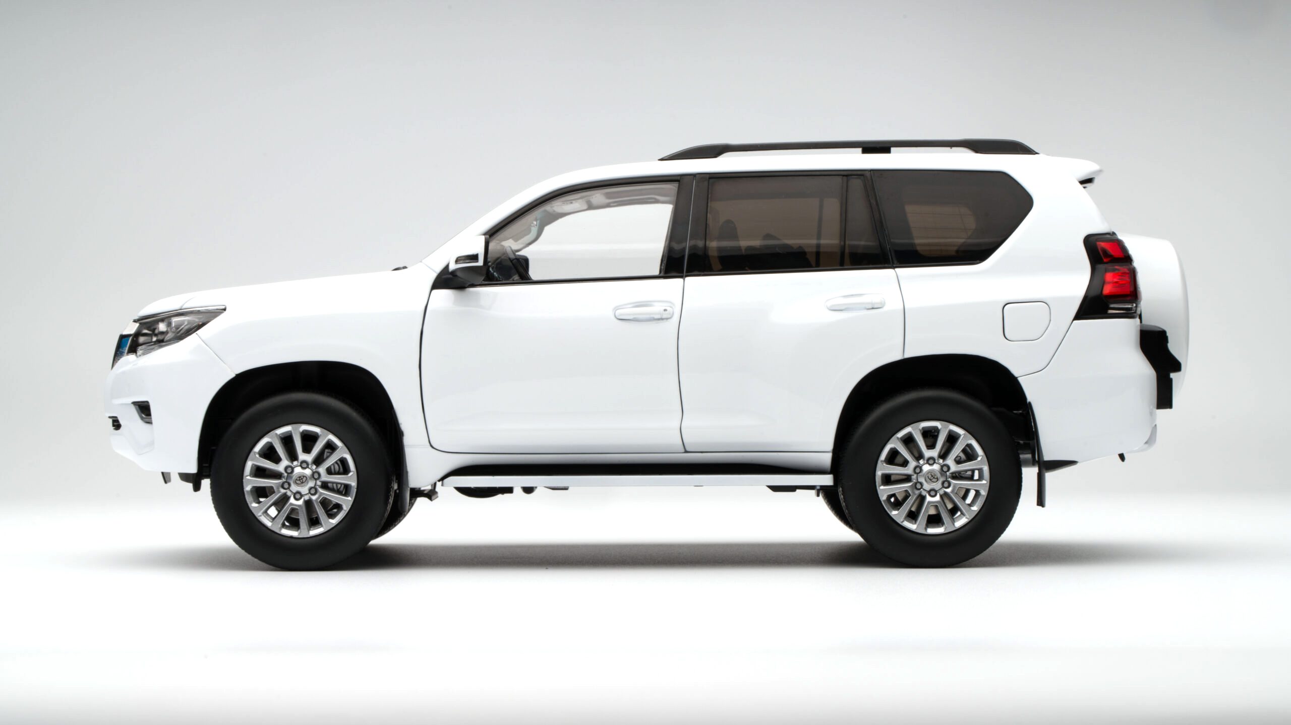 Toyota Land Cruiser Prado LHD white 1:18 Sun Star