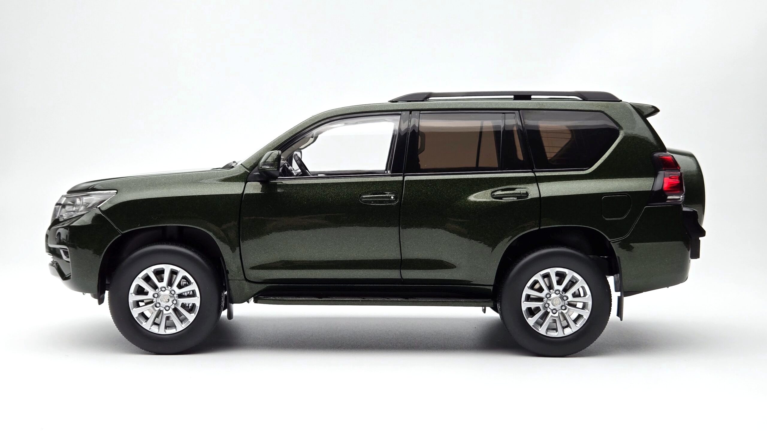 Toyota Land Cruiser Prado LHD green 1:18 Sun Star