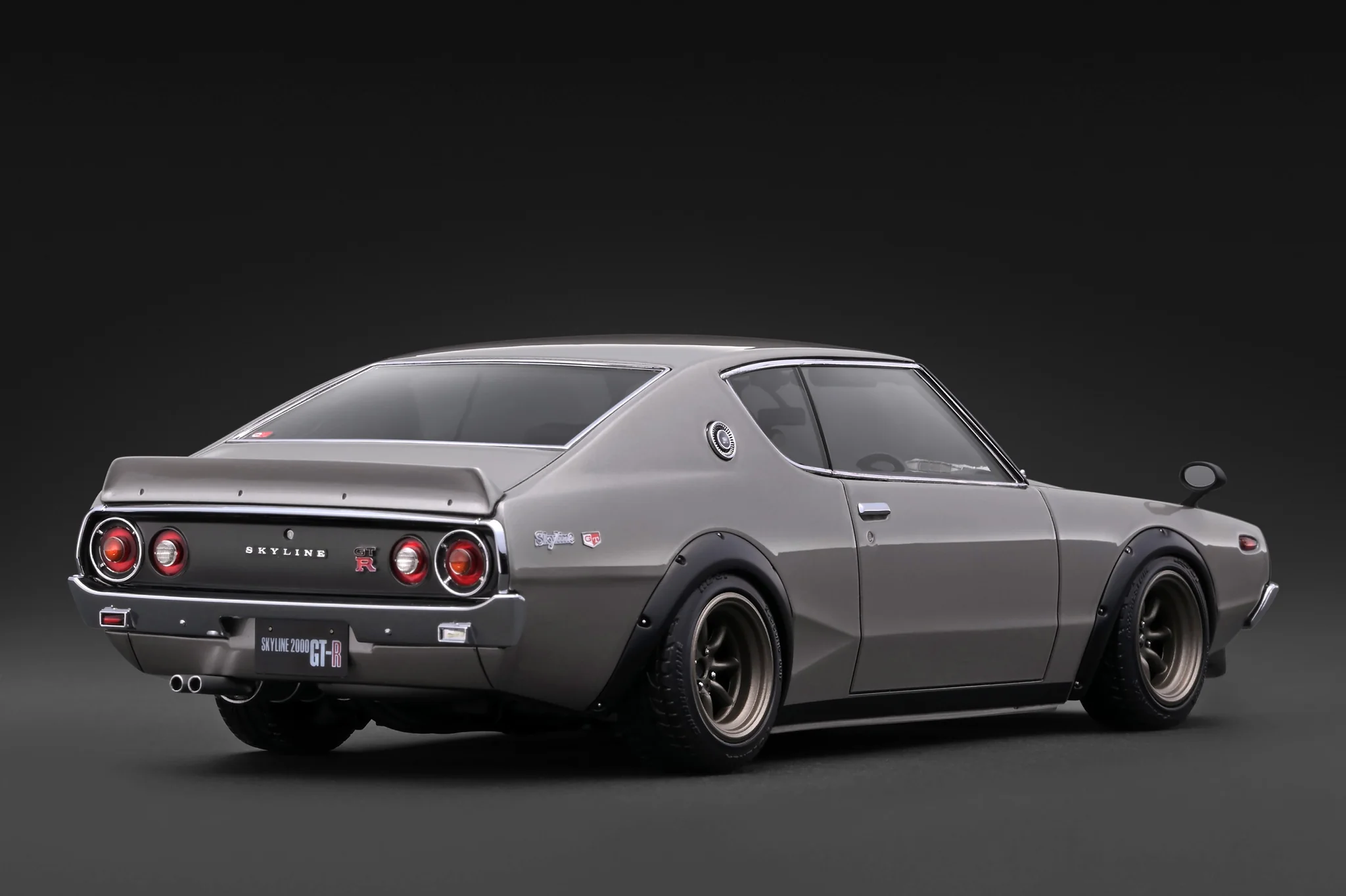 Nissan Skyline 2000 GT-R KPGC110 with Engine silver 1:18 Ignition Model