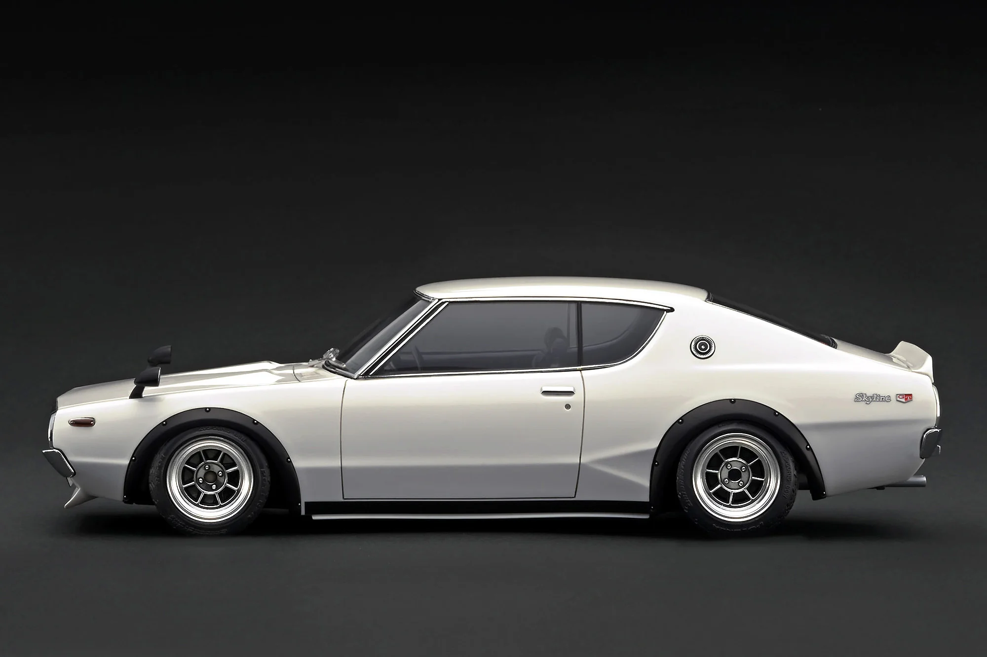 Nissan Skyline 2000 GT-R KPGC110 ivory white 1:18 Ignition Model