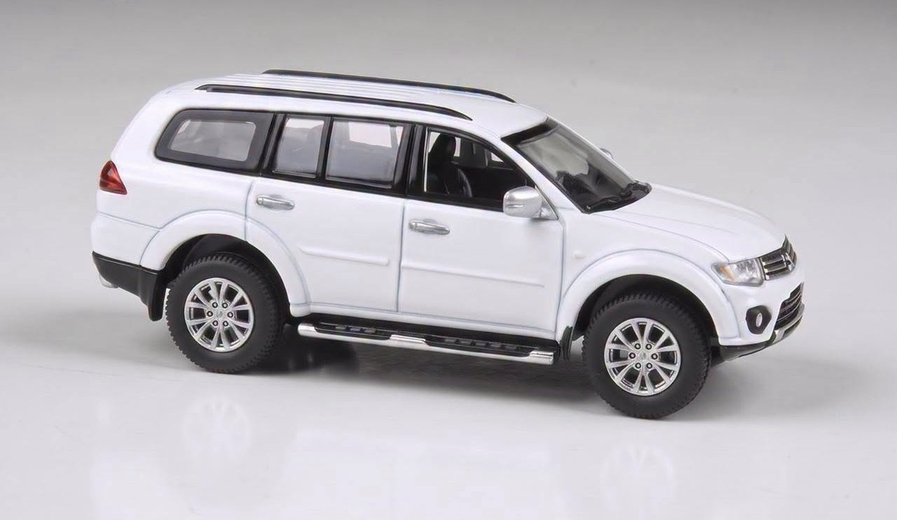 Mitsubishi Pajero Sport LHD 2014 polar white 1:64 Para64