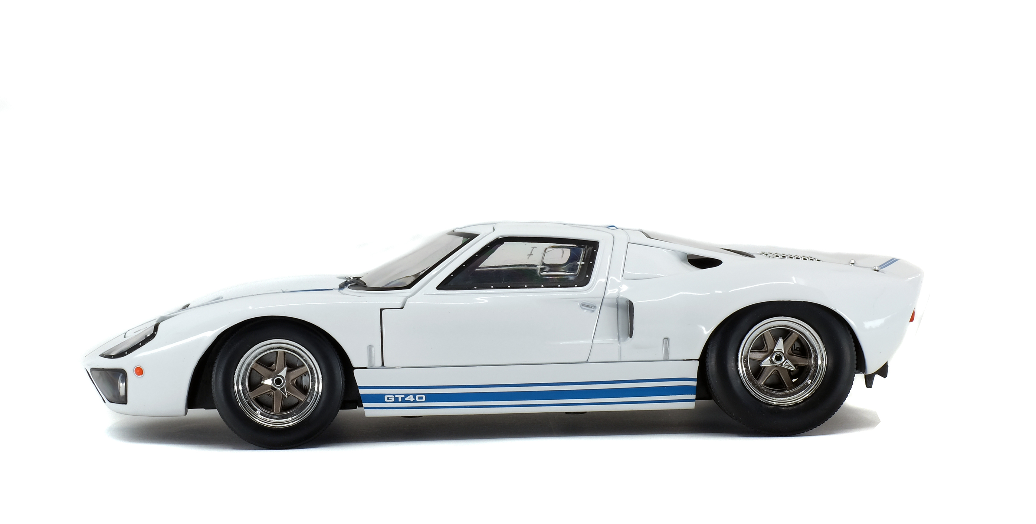 Ford GT40 MK.1 1968 white/blue stripes 1:18 Solido