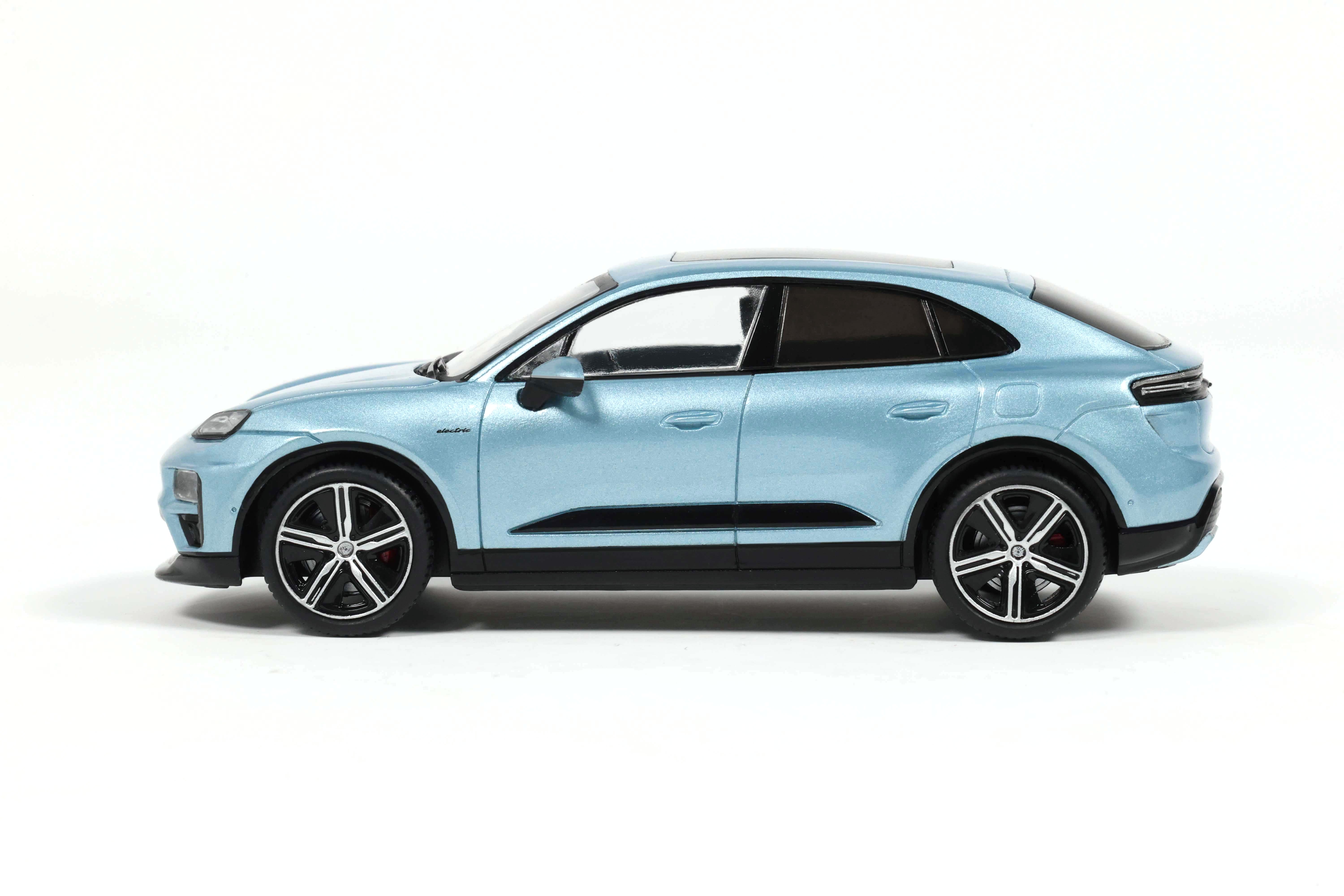 Porsche Macan Turbo 2025 frozen blue metallic 1:43 Solido