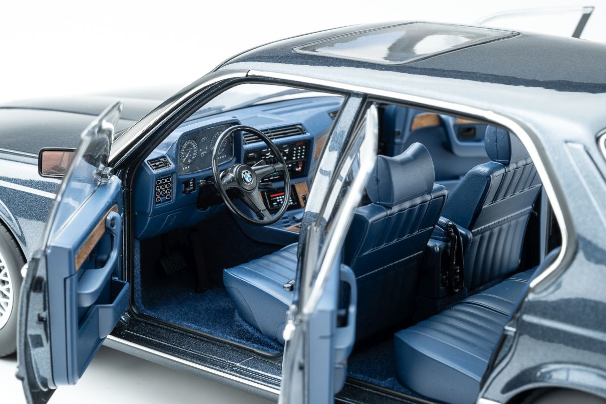BMW 745i E23 1984 arctic blue metallic 1:18 Touring Modelcars