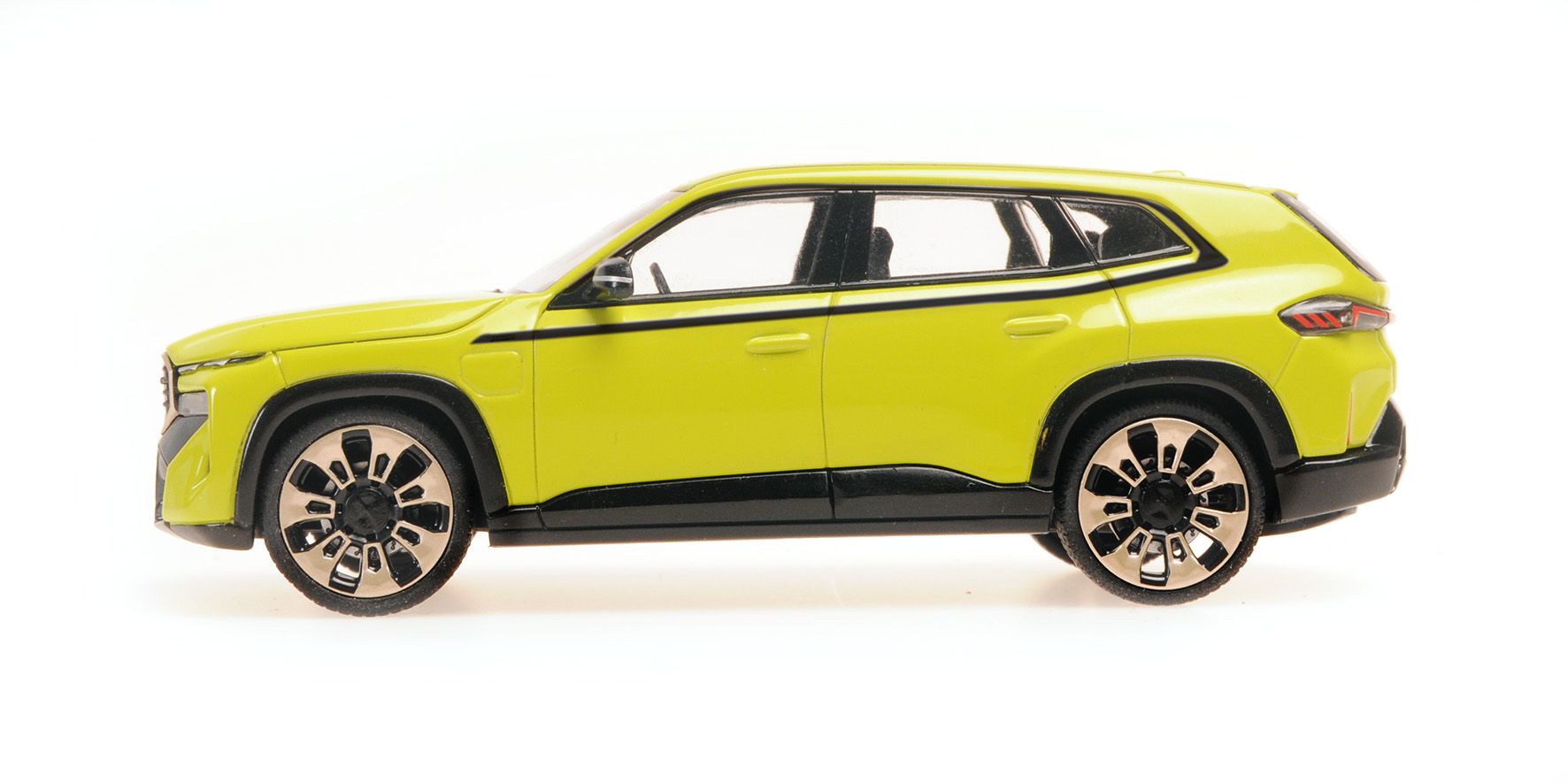 BMW XM 2023 yellow 1:43 Minichamps