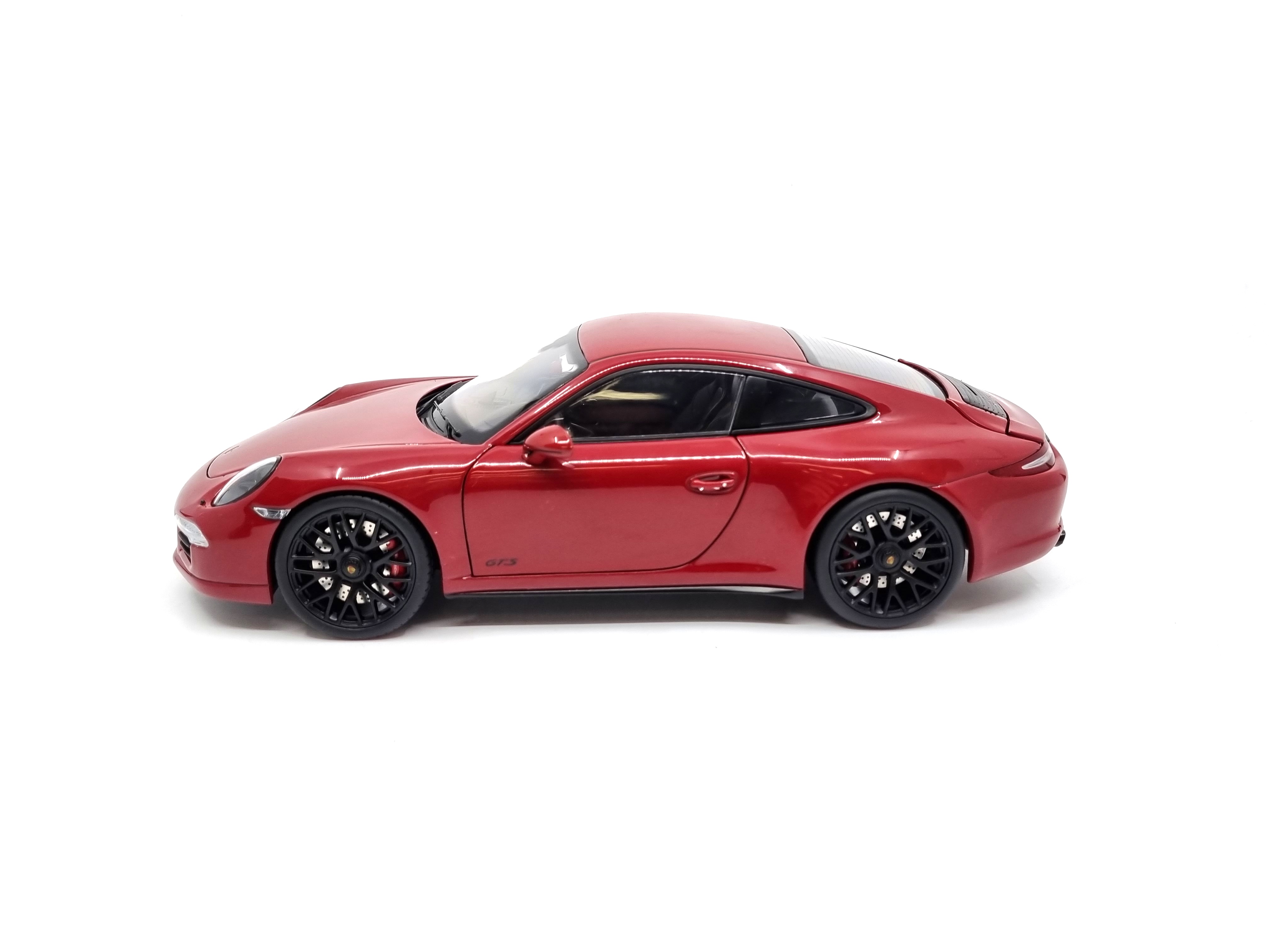 Porsche 911 GTS 1:18 Schuco