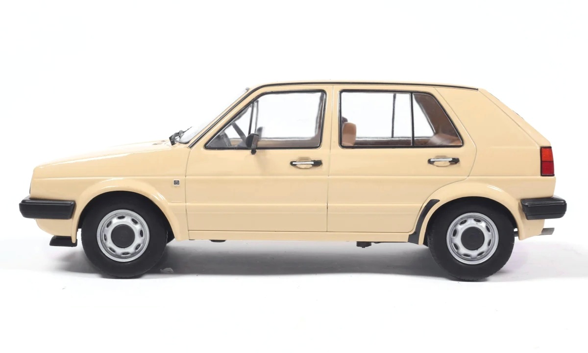 Volkswagen Golf II 1983 beige 1:18 MCG Modelcar Group