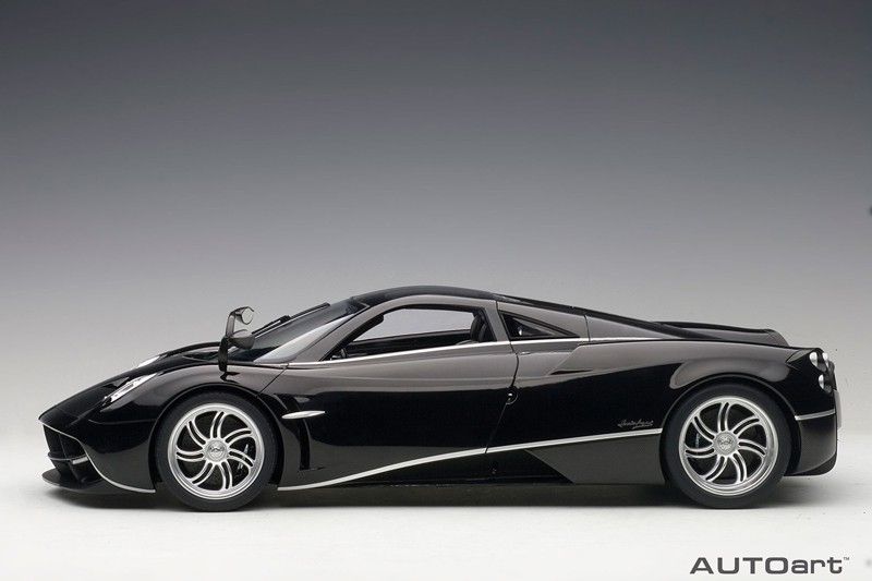Pagani Huayra 2011 black/silver 1:12 AUTOArt