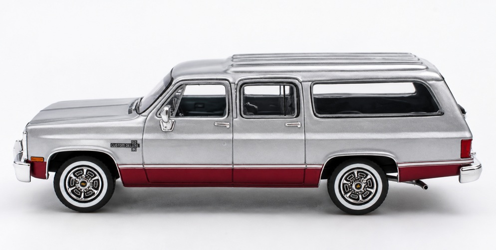 Chevrolet Suburban 1981 silver/red 1:43 Matrix Scale Models