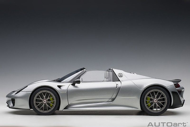Porsche 918 Spyder Weissach Package silver metallic 1:12 AUTOArt