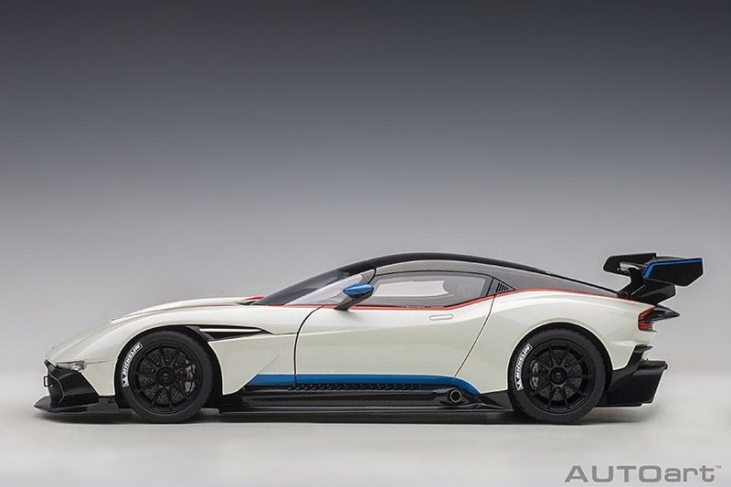 Aston Martin Vulcan stratus white/blue&red stripes 1:18 AUTOart
