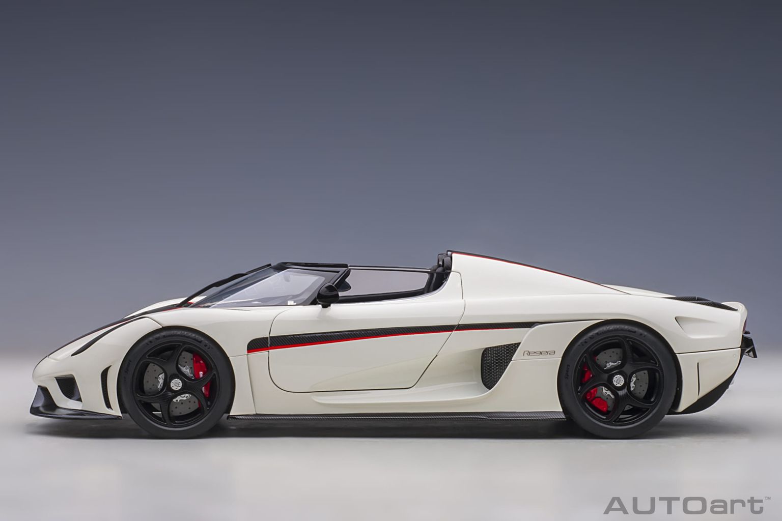 Koenigsegg Regera 2016 white/carbon/red accents 1:18 AUTOart