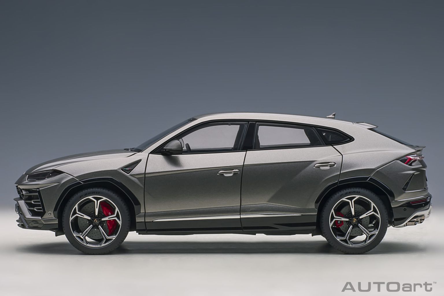 Lamborghini Urus 2018 grigio titans 1:18 AUTOart