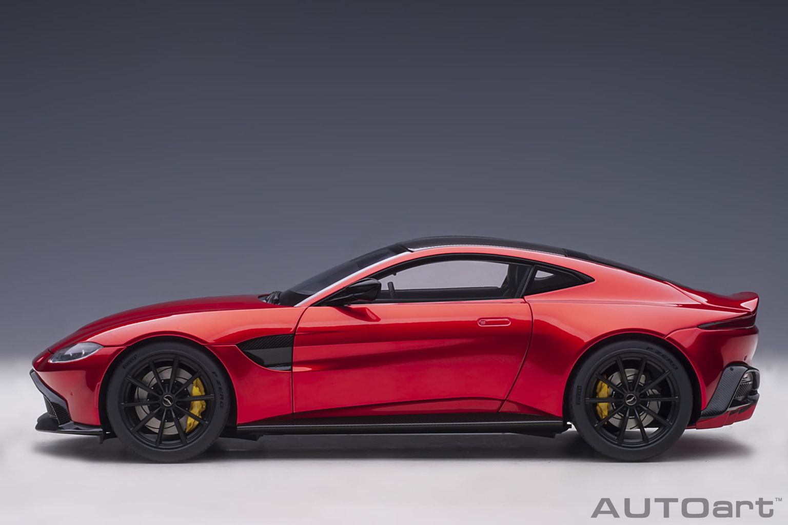 Aston Martin Vantage 2019 hyper red 1:18 AUTOart