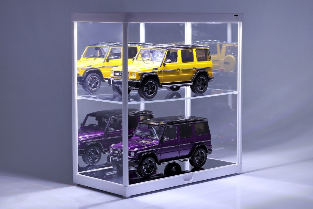 Plastová vitrína s LED osvětlením pro 2 modely 1:18 Triple9 Collection