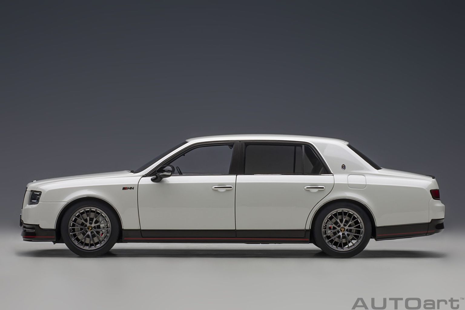 Toyota Century GRMN 2019 pearl white 1:18 AUTOart