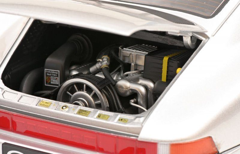 Porsche 911 Carrera Coupé 3.2 silver metallic 1:12 Schuco