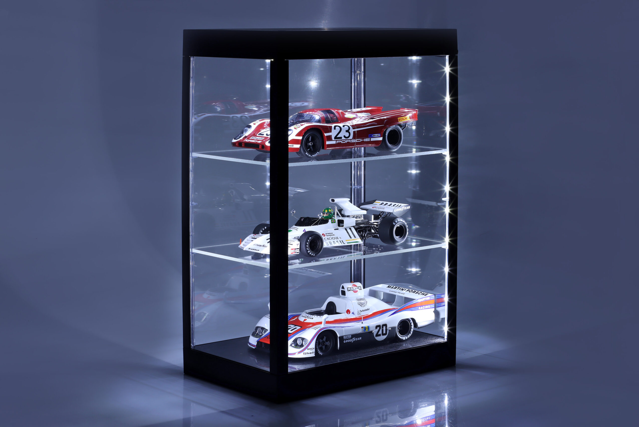 Plastová vitrína s LED osvětlením pro 3 modely 1:18 Triple9 Collection