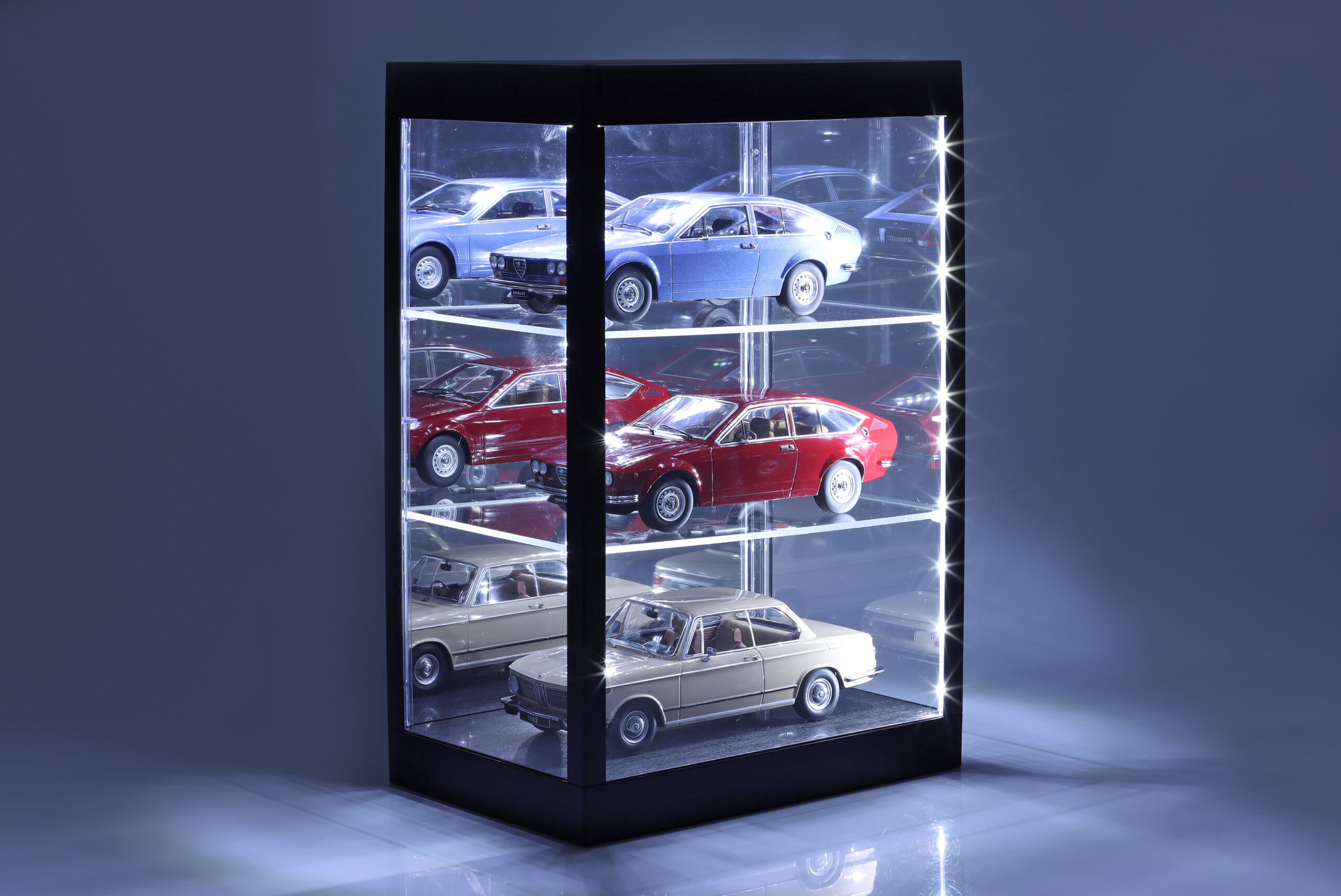 Plastová vitrína s LED osvětlením pro 3 modely 1:18 Triple9 Collection
