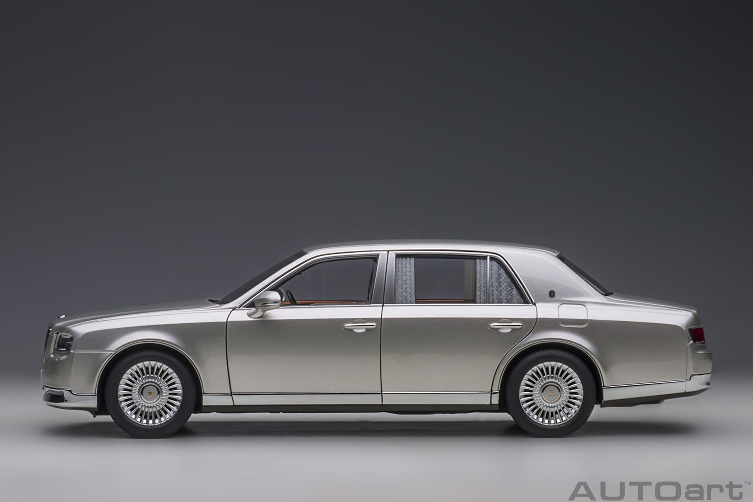 Toyota Century Special Edition with Curtain 2019 silver 1:18 AUTOart