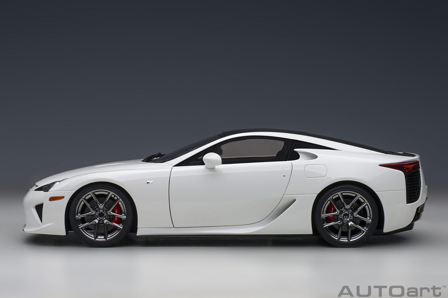Lexus LFA 2010 whitest white/carbon black 1:18 AUTOart