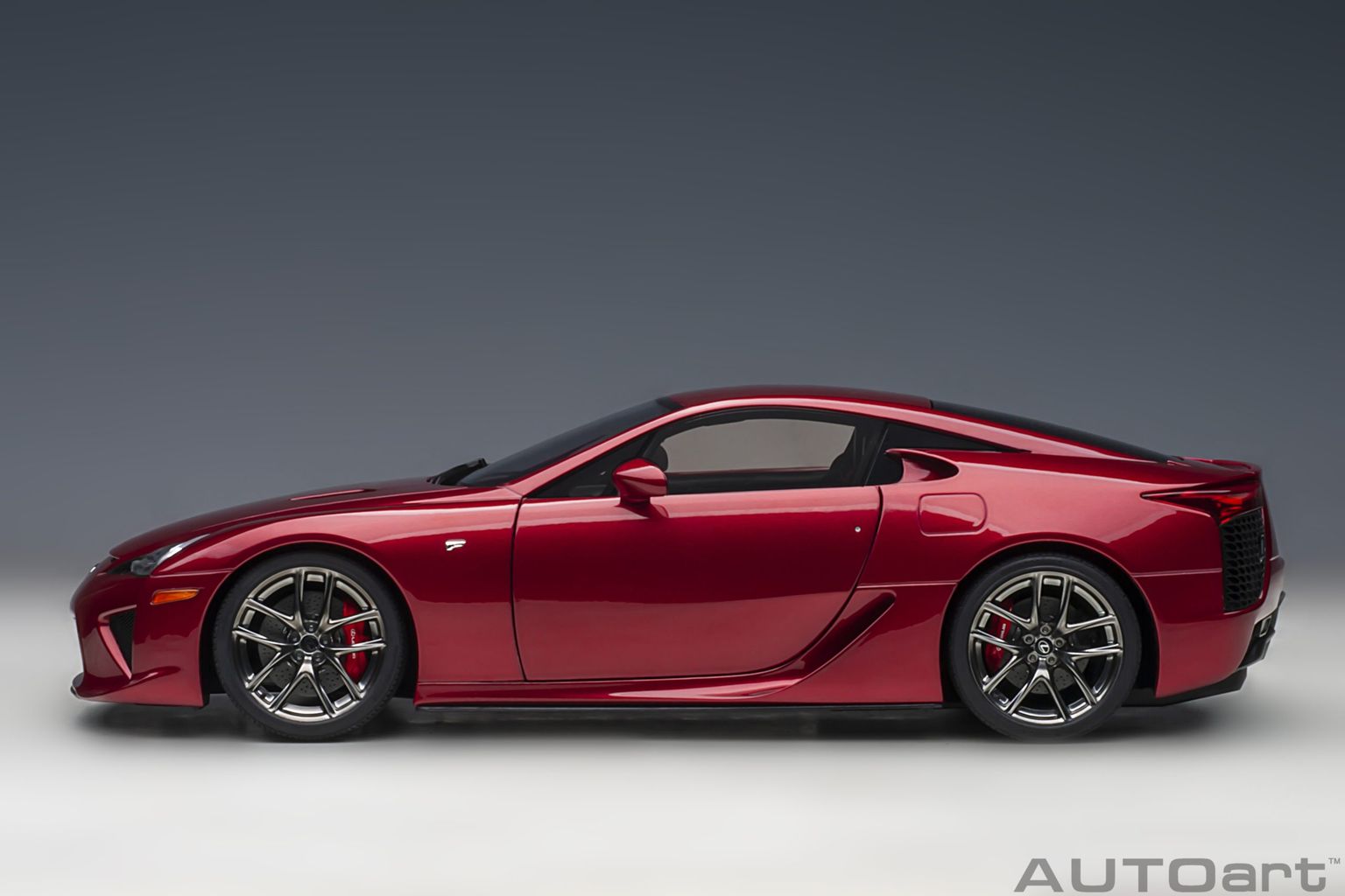 Lexus LFA 2010 pearl red 1:18 AUTOart
