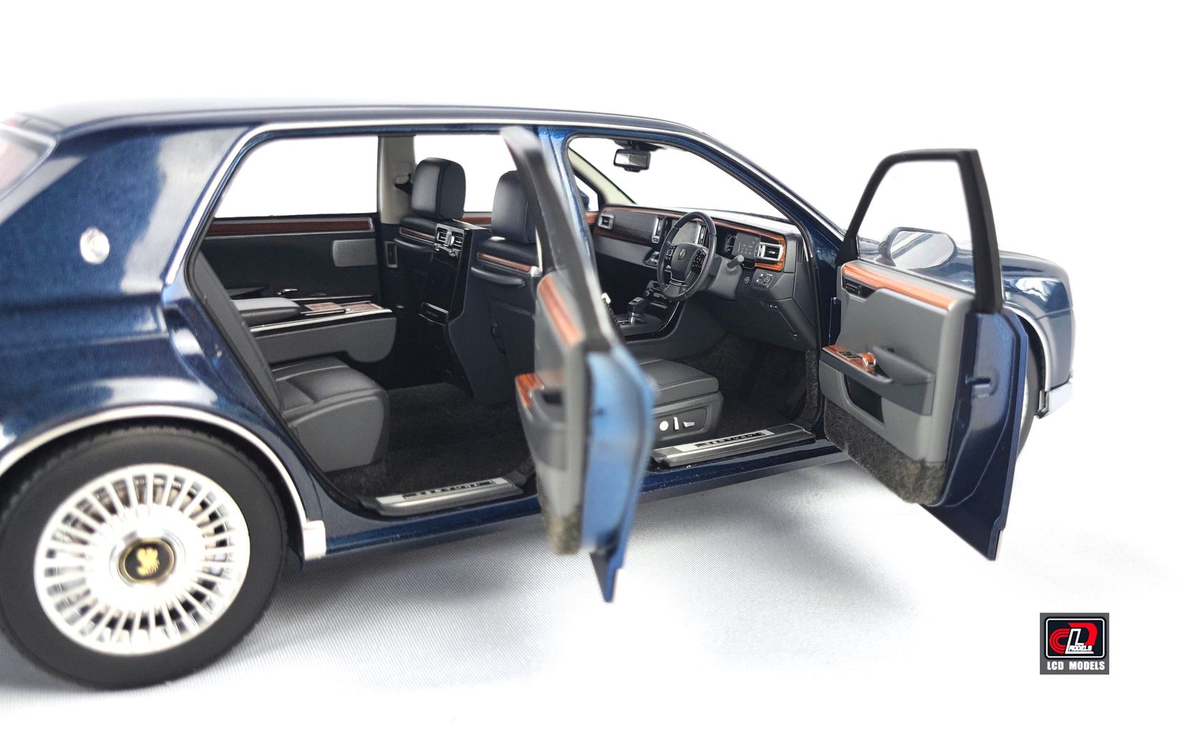 Toyota Century 2022 blue 1:18 LCD Model