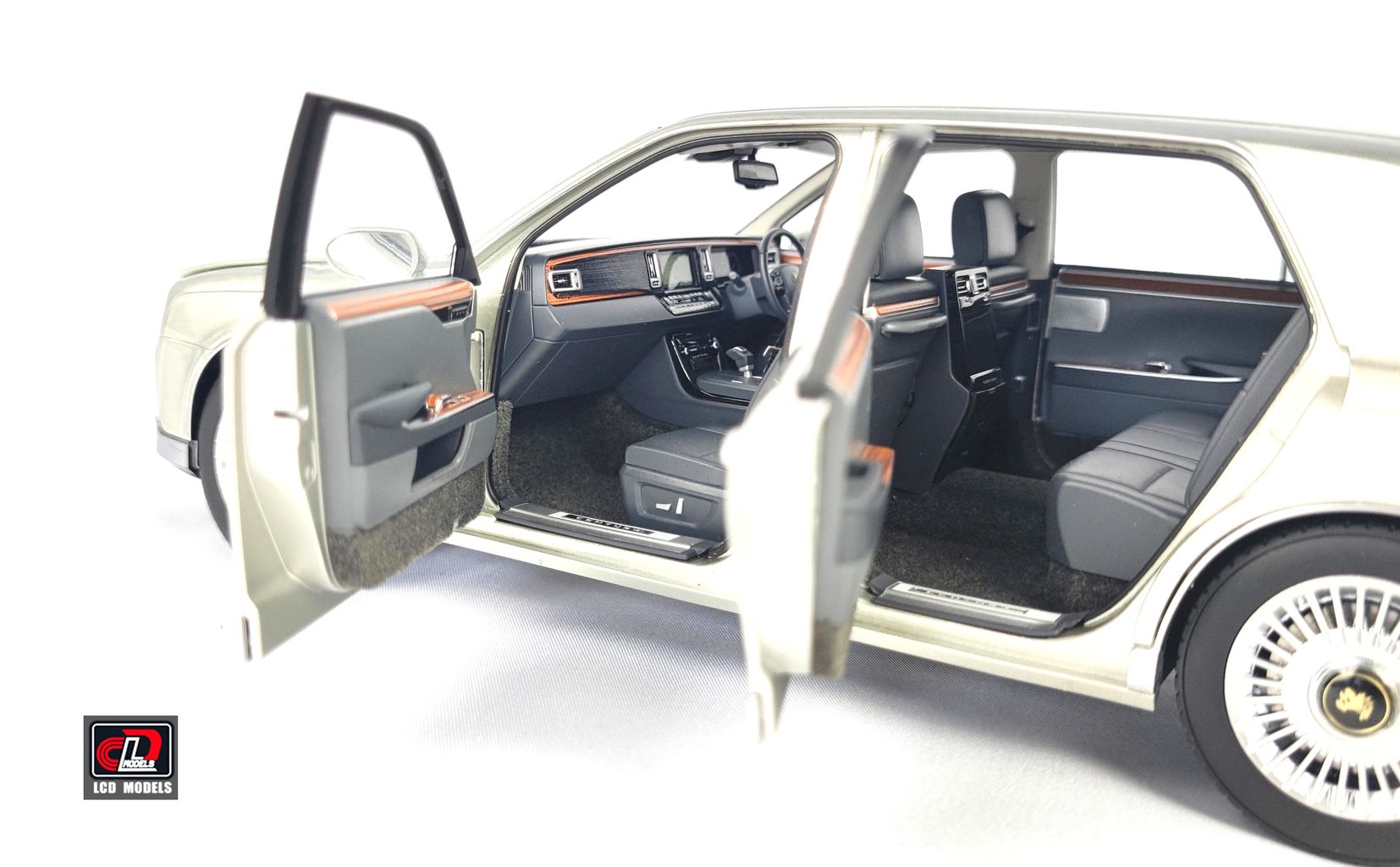 Toyota Century 2022 silver 1:18 LCD Model