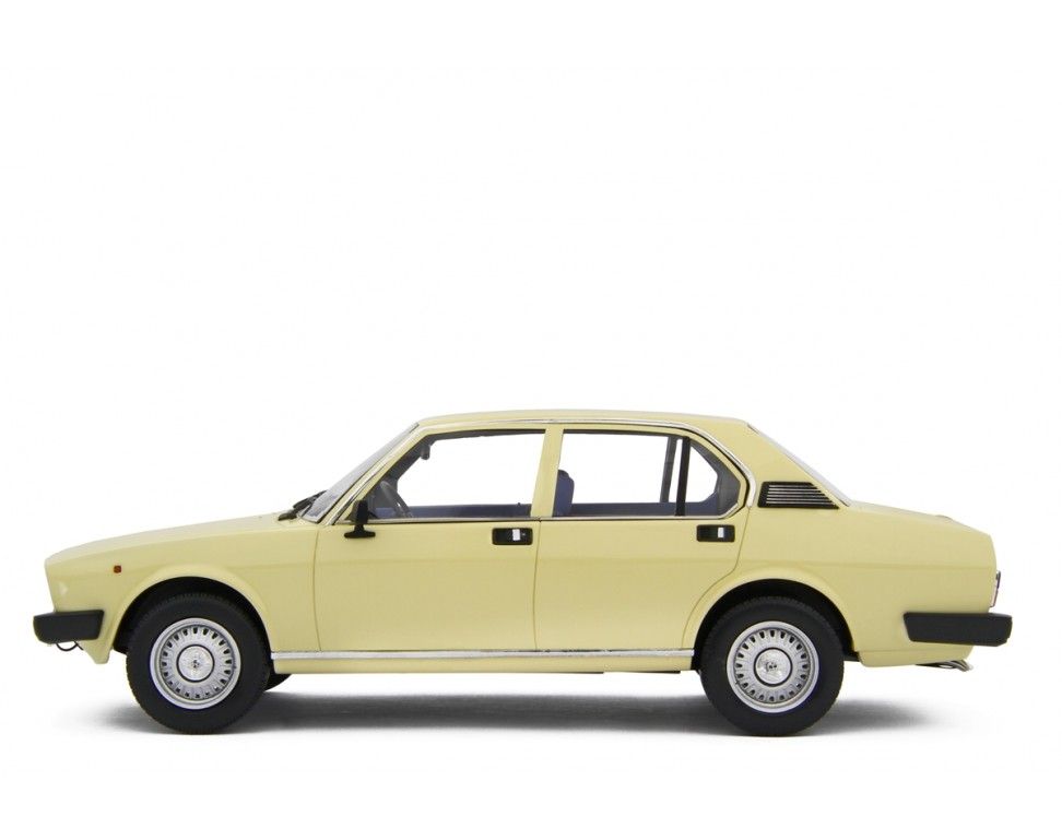 Alfa Romeo Alfetta 2.0 L 1978 ivory 1:18 Laudoracing Model 