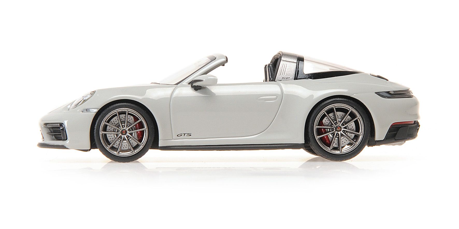 Porsche 911 992 Targa 4 GTS 2022 chalk 1:43 Minichamps