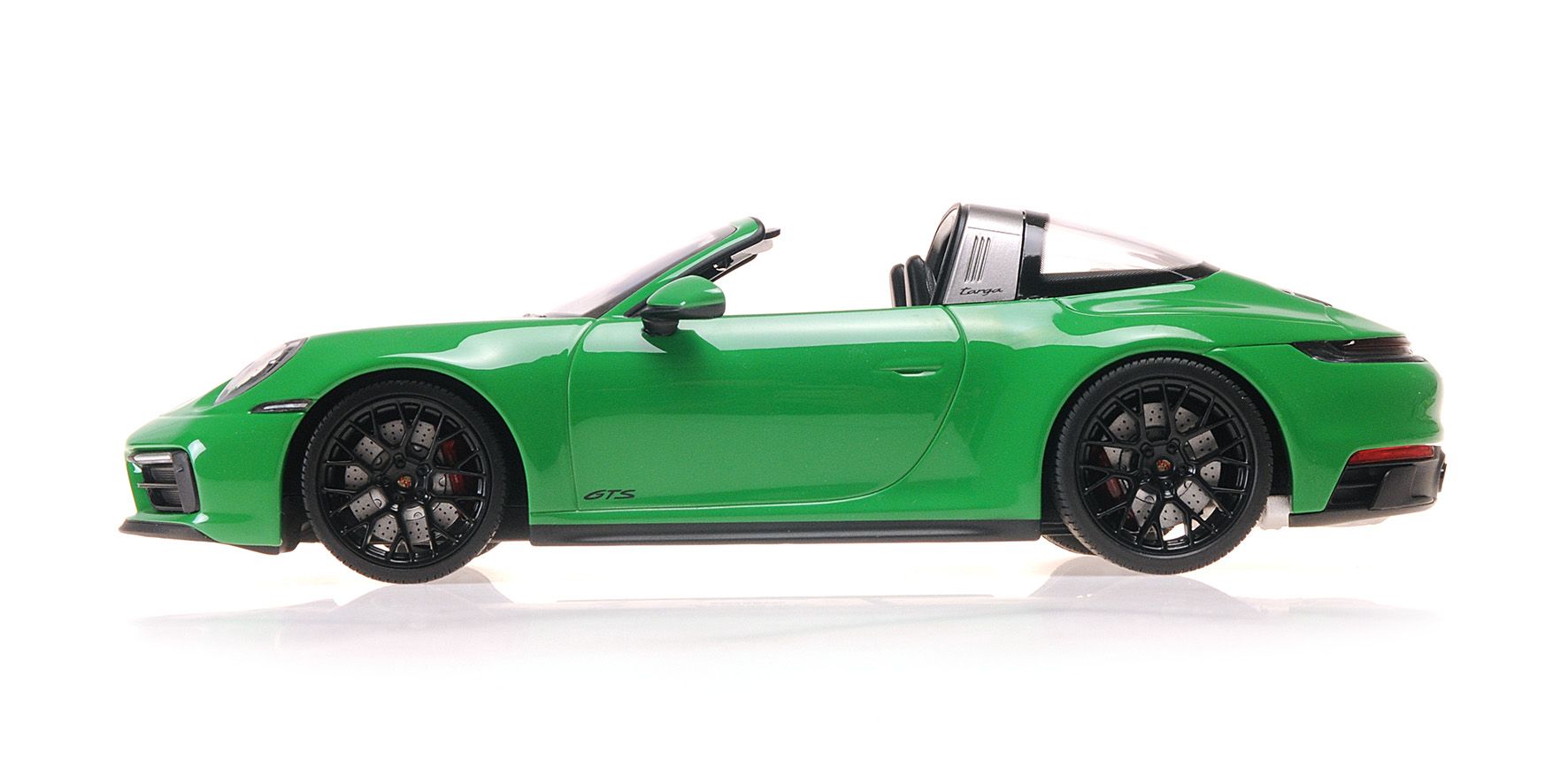 Porsche 911 992 Targa 4 GTS 2021 green 1:18 Minichamps 