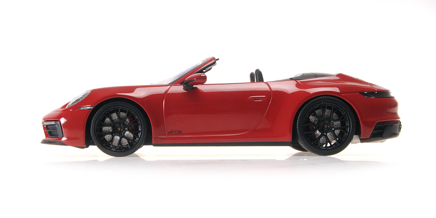 Porsche 911 Carrera 4 GTS Cabriolet 2020 red 1:18 Minichamps 