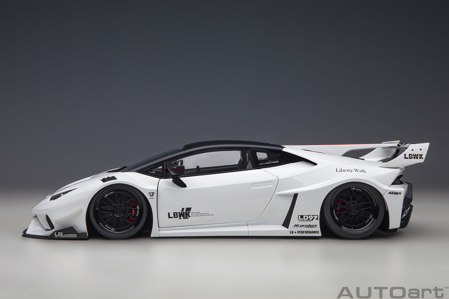 Lamborghini Huracan GT Liberty Walk LB Silhouette Works 2019 white 1:18 AUTOart